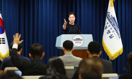 강유정 대변인이 6일 서울 용산 대통령실 청사에서 중대재해 사고가 잇따라 발생한 포스코이앤씨 관련 대통령 지시사항 브리핑에서 취재진의 질문을 받고 있다. 대통령실사진기자단