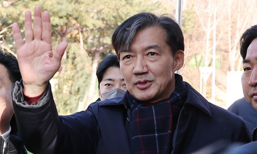 지난 2024년 12월 16일 자녀 입시 비리와 청와대 감찰 무마 등 혐의로 기소돼 징역 2년 형이 확정된 조국혁신당 조국 전 대표가 경기도 의왕 서울구치소 앞에서 수감되기 전 지지자들을 향해 지지자들을 향해 손을 흔들고 있다. 연합뉴스