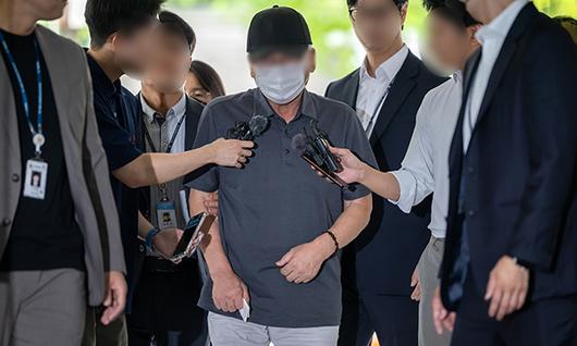 9명의 사망자를 낸 서울 시청역 역주행 사고 가해 차량 운전자 차모 씨가 구속 전 피의자 심문(영장실질심사)을 받기 위해 지난 2024년 7월 30일 서초구 서울중앙지법으로 들어서고 있다. 연합뉴스