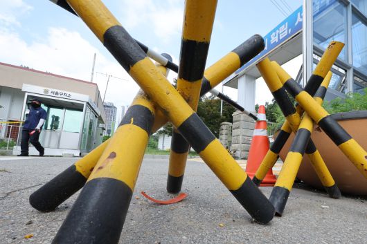 김건희 여사의 각종 의혹을 수사하는 김건희 특검팀(특별검사 민중기)이 윤석열 전 대통령에 대한 2차 체포영장 집행을 시도했으나 윤 전 대통령이 온몸으로 저항하면서 1시간 15분 만에 중단했다. 의왕=뉴스1