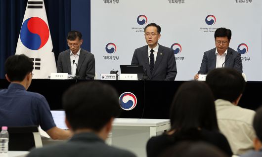 이형일 기획재정부 1차관이 7월 29일 정부세종청사 민원동 브리핑실에서 2025 세제 개편안 상세 브리핑을 하고 있다. 오른쪽부터 조만희 조세총괄정책관, 이 차관, 박금철 세제실장. 연합뉴스