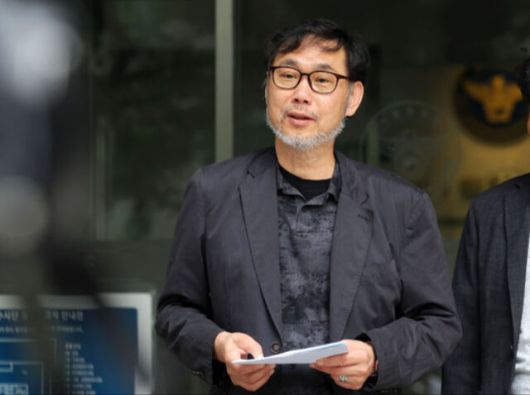 김순환 서민민생대책위원회(서민위) 사무총장이 9일 서울 마포구 서울경찰청 앞에서 이춘석 주식 차명거래 의혹 고발인 조사 출석에 앞서 입장을 밝히고 있다. 뉴시스