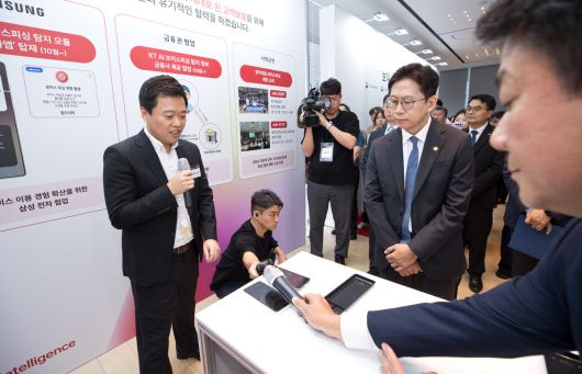 배경훈 과학기술정보통신부 장관이 8일 오전 서울 종로구 KT광화문빌딩에서 열린 '보이스피싱 대응 현장소통 간담회' 에 참석해 '보이스피싱 대응 서비스 시연' 설명을 듣고 있다.   과기부 제공