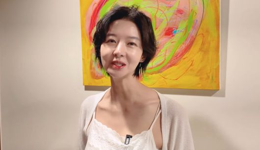 배우 송선미가 사별한 남편과의 추억이 깃든 옷들을 꺼내 보였다. 유튜브 채널 ‘그래 송선미’ 캡처