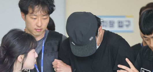 울산의 한 병원 주차장에서 20대 여성에게 흉기를 휘둘러 살해를 시도한 혐의(살인미수)로 경찰에 체포된 30대 남성 A씨가 지난달 30일 오후 울산지방법원에서 열리는 구속 전 피의자 심문(영장실질심사)에 출석하기 위해 호송차로 이동하고 있다. 연합뉴스