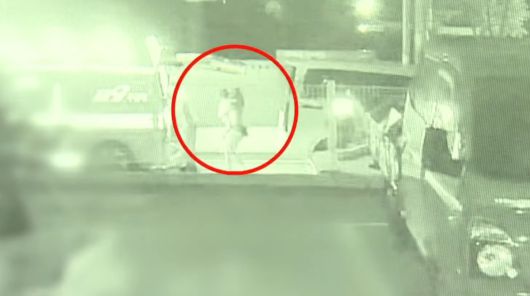 지난달 29일 오후 경기 양주시 덕계동의 한 빌라에서 한 여성이 구조대원과 함께 집 안에 방치된 남아를 안고 나오는 모습. 채널A 보도하면 캡처