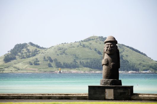 제주 바다와 돌하르방. 게티이미지뱅크