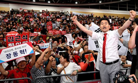 아수라장 한국사 강사 출신 유튜버 전한길씨(앞줄 오른쪽)가 8일 대구 북구 엑스코에서 열린 국민의힘 제6차 전당대회 대구·경북 합동연설회에서 찬탄(탄핵 찬성) 후보가 연단에 오르자 청중석 앞으로 나가 당원들에게 ‘배신자’ 구호를 외치도록 독려하고 있다. 대구=뉴시스