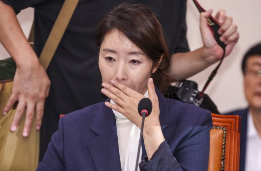 강선우 당시 여성가족부 장관 후보자가 지난달 14일 서울 여의도 국회에서 열린 여성가족위원회의 인사청문회에서 의원들의 질문을 듣고 있다. 뉴시스