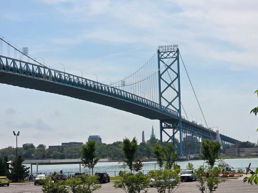 미국 미시간주 디트로이트와 캐나다 온타리오주 윈저를 연결하는 앰배서더브릿지를 통해 트럭들이 물류를 운송하고 있다. 사진에 보이는 디트로이트강 건너편이 캐나다의 자동차 공업 도시 윈저로, 두 지역은 공급망을 공유한다.