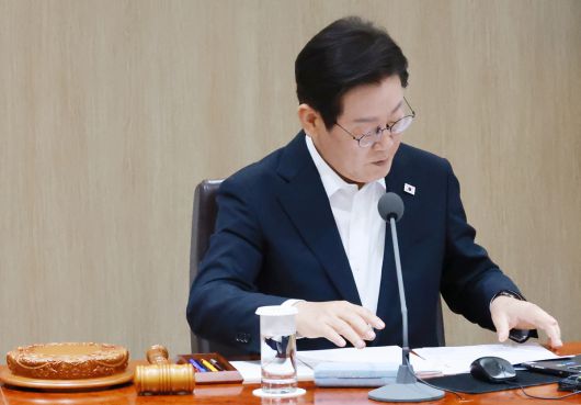 이재명 대통령이 11일 서울 용산 대통령실 청사에서 열린 임시 국무회의에서 심의 의안을 살펴보고 있다. 대통령실통신사진기자단