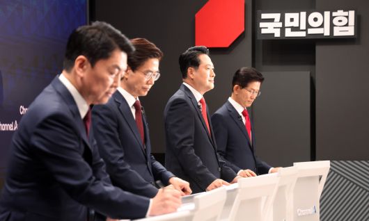지난 10일 서울 광화문 채널A스튜디오에서 국민의힘 8·22 전당대회 첫 방송토론회에 앞서 안철수(왼쪽부터), 조경태, 장동혁, 김문수 후보가 토론 준비를 하고 있다. 국회사진기자단
