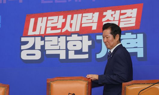 민주, 당원자격심사위 구성 더불어민주당 정청래 대표가 11일 서울 여의도 국회에서 열린 최고위원회의에 참석하고 있다. 이재문 기자