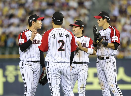 지난 10일 오후 서울 송파구 잠실야구장에서 열린 2025 KBO리그 한화 이글스와 LG 트윈스의 경기, LG 유격수 오지환(왼쪽)이 한화 7회초 공격 무사 주자 2, 3루서 리베라토 타석 때 내야진을 불러 모아 대화하고 있다. 뉴시스