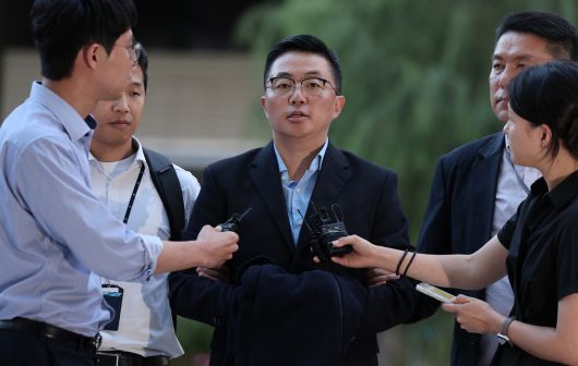 김건희씨 일가의 ‘집사’로 알려진 김예성씨가 12일 서울 종로구 김건희 특별검사팀 사무실로 출석하며 취재진에게 입장을 밝히고 있다. 김씨는 이날 인천국제공항 제1여객터미널로 입국한 뒤 체포됐다. 뉴스1