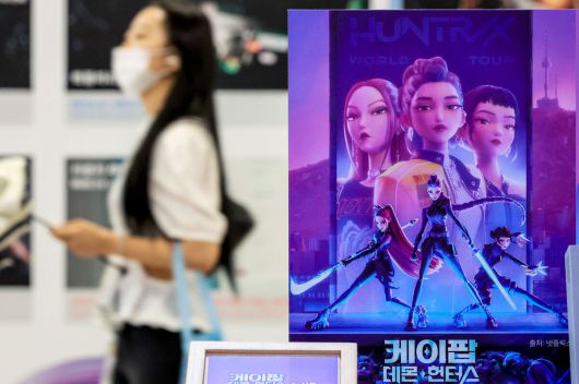 '케이팝 데몬 헌터스' OST인 가상 걸그룹 헌트릭스의 '골든'이 미국 빌보드 메인 싱글 차트 '핫 100' 1위를 차지한 12일 서울 종로구 서울마이소울샵에 마련된 '케이팝 데몬 헌터스' 테마의 서울굿즈존 앞을 시민들이 지나고 있다. 뉴시스