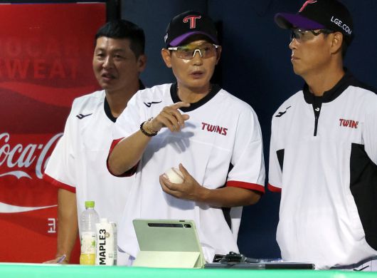 지난  8일 오후 서울 송파구 잠실야구장에서 열린 2025 KBO 리그 한화 이글스와 LG 트윈스의 경기, 염경엽 LG 감독이 경기를 지켜보고 있다. 뉴시스