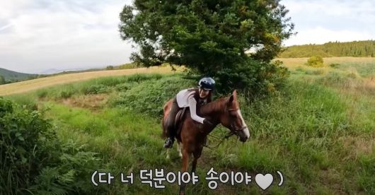 말과 호흡을 맞추는 유리. 유튜브 채널 '권유리' 영상 캡처