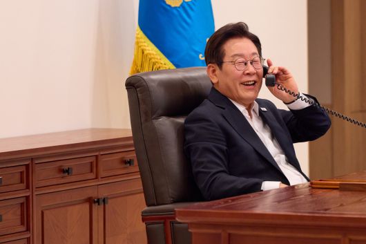 이재명 대통령이 11일 서울 용산 대통령실 청사에서 딕 스코프 네덜란드 총리와 전화 통화를 하고 있다. 대통령실 제공