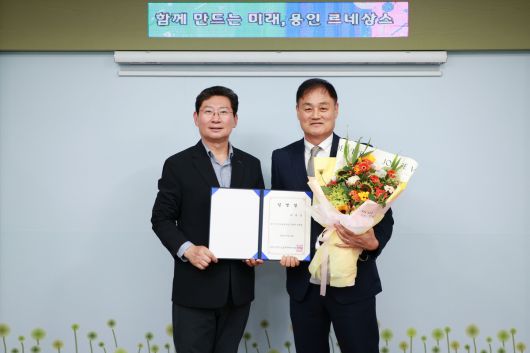 이상일 용인시장(왼쪽)과 초대 사령탑인 최윤겸 감독. 용인시 제공