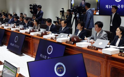 12일 서울 용산 대통령실에서 열린 국무회의에서 국무위원들이 이재명 대통령의 발언을 적고 있다. 연합뉴스