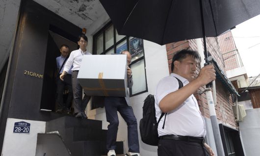 ‘21그램’ 압수수색 윤석열 전 대통령 부인 김건희씨의 각종 의혹을 수사하는 특별검사팀 수사관들이 13일 서울 성동구에 있는 인테리어 업체 ‘21그램’을 압수수색하고, 압수물품을 들고 건물 밖으로 나오고 있다. 뉴시스