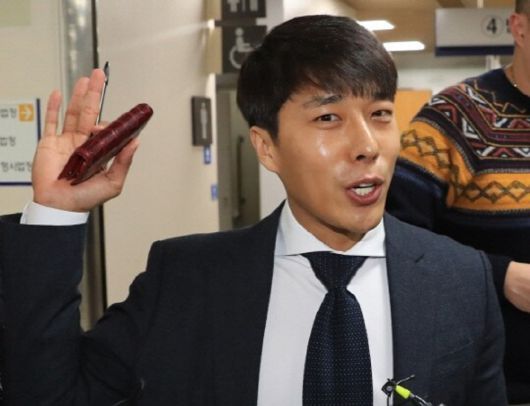 전 쇼트트랙 국가대표 김동성씨가 2017년 서울 서초구 서울중앙지법에서 열린 최순실씨와 장시호씨에 대한 영재센터 지원 의혹 관련 직권남용권리행사 방해 10회 공판에 증인으로 출석한 모습. 연합뉴스