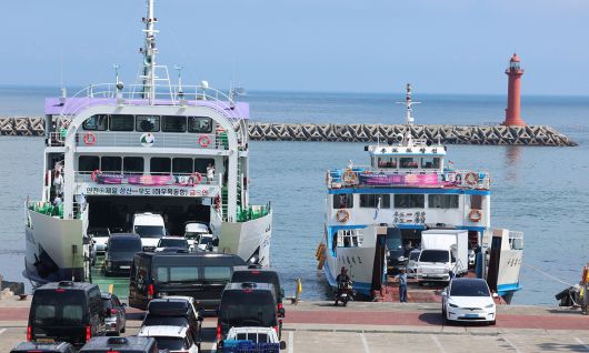 지난 1일 제주 서귀포시 성산읍 성산항종합여객터미널에서 전기렌터카 등 차량이 우도행 도항선 선적 순서를 기다리고 있다. 연합뉴스