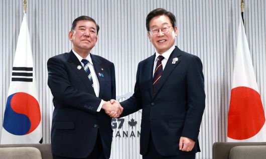 이재명 대통령과 이시바 시게루 일본 총리가 지난 6월 17일(현지시간) 캐나다 앨버타주 캐내내스키스 주요 7개국(G7) 정상회의장에서 열린 한일 정상회담에서 악수하고 있다. 대통령실사진기자단