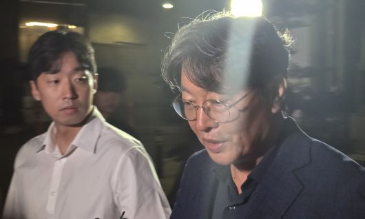 차명 주식거래 의혹을 받는 무소속 이춘석 의원이 15일 마포구 서울경찰청 광역수사단 청사에서 조사를 마친 뒤 귀가하고 있다. 연합뉴스