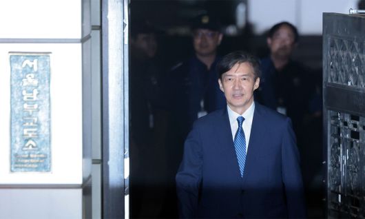 조국혁신당 조국 전 대표가 15일 광복절 특별사면·복권 조치로 출소하며 서울 구로구 남부교도소를 나서고 있다. 연합뉴스