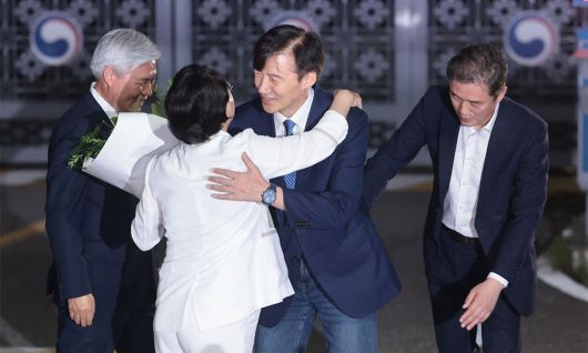 조국혁신당 조국 전 대표가 15일 광복절 특별사면·복권 조치로 출소하며 서울 구로구 남부교도소를 나서고 있다. 연합뉴스