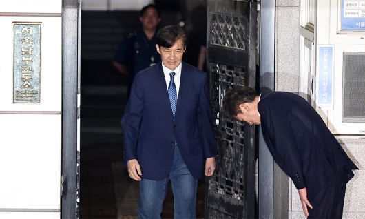 이재명 정부 첫 특별사면·복권 대상에 오른 조국 전 조국혁신당 대표가 15일 새벽 구로구 서울남부교도소를 나서고 있다. 뉴스1