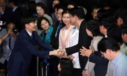 조국혁신당 조국 전 대표가 15일 서울 구로구 남부교도소에서 광복절 특별사면·복권 조치로 출소하며 마중 나온 관계자, 지지자들과 인사하고 있다.연합뉴스