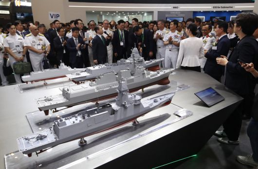 지난 5월 28일 부산 벡스코 제1전시장에서 열린 국제해양방위산업전(MADEX)에서 참가자들이 HD현대중공업 부스를 찾아 최신형 호위함 등을 살펴보고 있다. 세계일보 자료사진