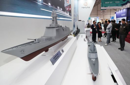 지난해 4월 24일 경남 창원시 진해구 해군사관학교에서 열린 이순신방위산업전(YIDEX)에서 참석자들이 한화오션 부스에서 한국형 차기 구축함(KDDX) 개념설계 모형과 울산급 배치-III 호위함, 장보고-III 배치-II 잠수함 등을 둘러보고 있다. 세계일보 자료사진