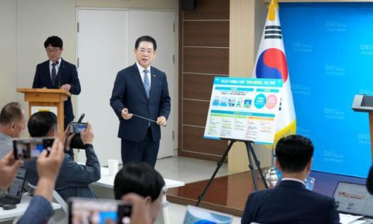 김영록 전남지사가 지난 12일 전남도청 브리핑룸에서 관광서비스 대전환을 위한 대도민 담화문을 발표하고 있다. 전남도 제공