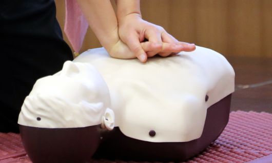 심폐소생술 경연대회에 참가한 시민들이 경연을 펼치고 있다. 연합뉴스