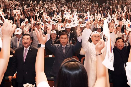15일 광복절 경축식에서 시민들과 만세삼창을 하는 신상진 시장. 성남시 제공