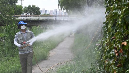 지난해 7월 전국적으로 덥고 습한 날씨로 말라리아가 확산되자 경기도 수원시 팔달구 수원천에서 보건소 관계자들이 방역 작업을 하고 있다. 뉴시스