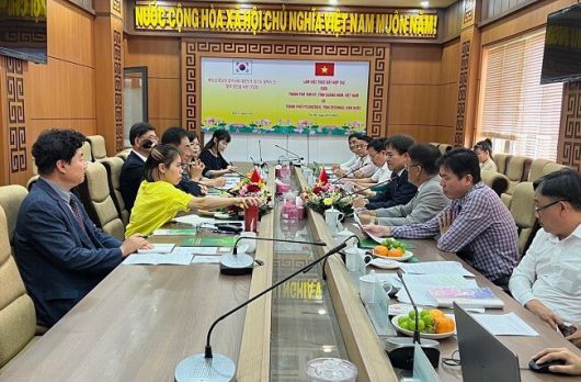 지난해 11월 베트남에서 열린 지방정부 간담회에서 정장선 평택시장 등이 의견을 개진하고 있다. 평택시 제공