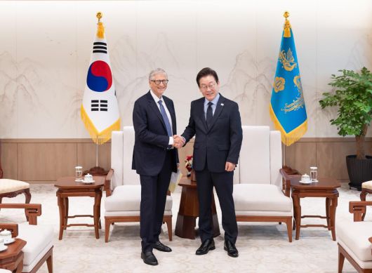 이재명 대통령이 21일 서울 용산 대통령실에서 빌 게이츠 게이츠재단 이사장을 접견하고 있다. 대통령실 제공