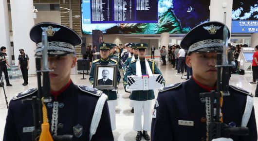 국방부 의장대가 지난 12일 인천국제공항 제2터미널 입국장에서 광복 80주년을 맞아 고국으로 돌아온 미국과 브라질, 캐나다 안장 독립유공자 유해 영접식을 진행하고 있다. 이번에 국내로 송환되는 독립유공자는 문양목 지사, 임창모 지사, 김재은 지사, 김기주 지사, 한응규 지사, 김덕윤 지사다. 인천공항=뉴스1