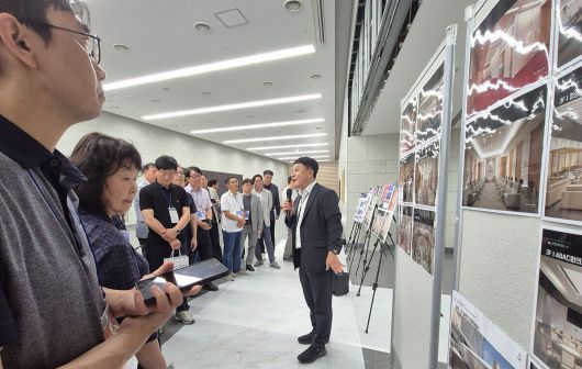 김상철 경북도 APEC 준비지원단장이 21일 정상회의가 열릴 경주화백컨벤션센터에서 브리핑을 하고 있다.