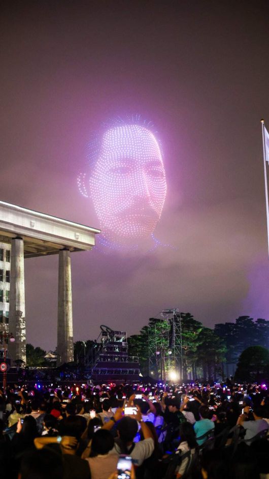 14일 서울 여의도 국회의사당에서 열린 "제80주년 광복절 전야제"에서 독립 영웅들의 초상을 하늘에 그려내는 대규모 드론쇼가 펼쳐지고 있다.김좌진 장군 초상.국가보훈부 제공