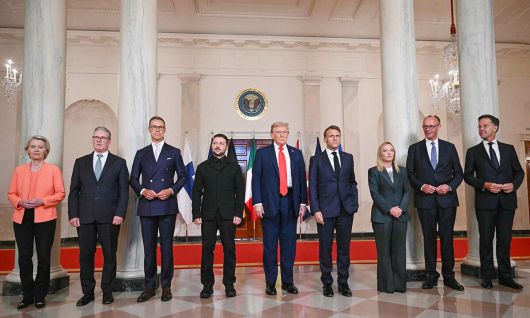 도널드 트럼프 미국 대통령과 볼로디미르 젤렌스키 우크라이나 대통령이 18일(현지시간) 워싱턴 백악관 크로스홀에서 유럽 지도자들과 함께 우크라이나 종전 방안을 위한 회담에 앞서 기념 촬영을 하고 있다. 워싱턴=AFP연합뉴스