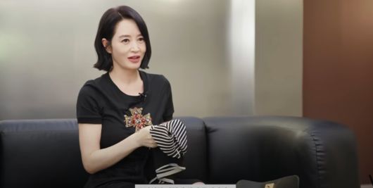 배우 김혜수가 늘상 착용해오던 '애착 두건'에 대한 이야기를 꺼냈다. 유튜브 채널 'VOGUE KOREA' 영상 캡처