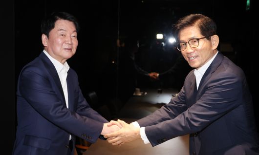 국민의힘 김문수 당 대표 후보(오른쪽)와 안철수 의원이 23일 서울 여의도의 한 식당에서 만나고 있다. 연합뉴스