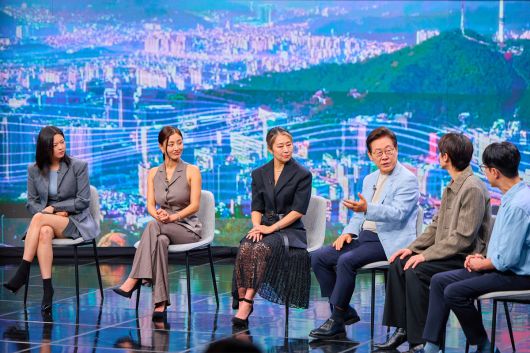 이재명 대통령이 20일 서울 서초구 아리랑국제방송에서 녹화방송 형태로 진행된 케이팝 더 넥스트 챕터(K-Pop:The Next Chapter)에서 출연진들과 K팝의 현재와 앞으로의 비전이라는 주제로 논의하고 있다. 이날 '케이팝 데몬 헌터스(케데헌)'의 메기 강 감독, 영화 삽입곡을 부른 트와이스(TWICE)의 지효와 정연, 프로듀서 알티(R.Tee), 음악 평론가 김영대가 출연했다. 대통령실 제공