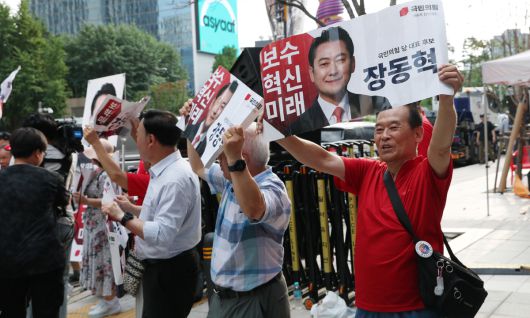 국민의힘 당대표 선거 결선에 진출한 김문수·장동혁 후보의 방송토론회가 열린 23일 서울 종로구 채널A 스튜디오 앞에서 장동혁 후보 지지자들이 응원을 펼치고 있다. 뉴스1